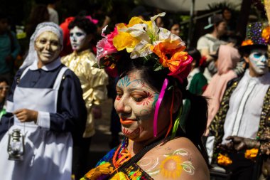 Mexico City, Meksika - 19 Ekim 2024 Mexico City 'deki Reforma Caddesi' nde Alebrijes adında renkli hayali yaratıkların geleneksel geçit töreni.