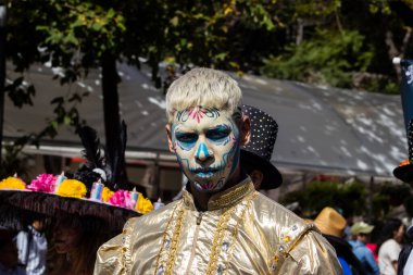 Mexico City, Meksika - 19 Ekim 2024 Mexico City 'deki Reforma Caddesi' nde Alebrijes adında renkli hayali yaratıkların geleneksel geçit töreni.
