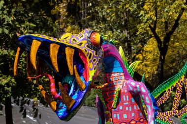 Mexico City, Meksika - 19 Ekim 2024 Mexico City 'deki Reforma Caddesi' nde Alebrijes adında renkli hayali yaratıkların geleneksel geçit töreni.