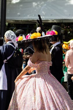 Mexico City, Meksika - 19 Ekim 2024 Mexico City 'deki Reforma Caddesi' nde Alebrijes adında renkli hayali yaratıkların geleneksel geçit töreni.