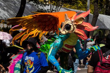 Mexico City, Meksika - 19 Ekim 2024 Mexico City 'deki Reforma Caddesi' nde Alebrijes adında renkli hayali yaratıkların geleneksel geçit töreni.
