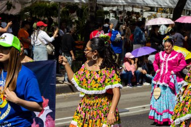 Mexico City, Meksika - 19 Ekim 2024 Mexico City 'deki Reforma Caddesi' nde Alebrijes adında renkli hayali yaratıkların geleneksel geçit töreni.