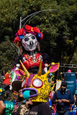 Mexico City, Meksika - 19 Ekim 2024 Mexico City 'deki Reforma Caddesi' nde Alebrijes adında renkli hayali yaratıkların geleneksel geçit töreni.