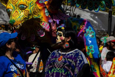 Mexico City, Meksika - 19 Ekim 2024 Mexico City 'deki Reforma Caddesi' nde Alebrijes adında renkli hayali yaratıkların geleneksel geçit töreni.