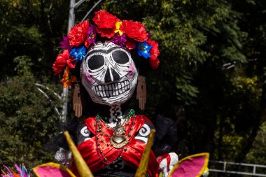 Mexico City, Meksika - 19 Ekim 2024 Mexico City 'deki Reforma Caddesi' nde Alebrijes adında renkli hayali yaratıkların geleneksel geçit töreni.