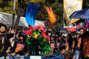 Mexico City, Meksika - 19 Ekim 2024 Mexico City 'deki Reforma Caddesi' nde Alebrijes adında renkli hayali yaratıkların geleneksel geçit töreni.