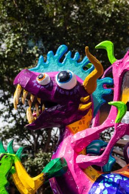 Mexico City, Meksika - 19 Ekim 2024 Mexico City 'deki Reforma Caddesi' nde Alebrijes adında renkli hayali yaratıkların geleneksel geçit töreni.