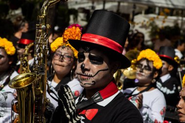 Mexico City, Meksika - 19 Ekim 2024 Mexico City 'deki Reforma Caddesi' nde Alebrijes adında renkli hayali yaratıkların geleneksel geçit töreni.