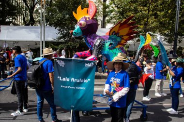 Mexico City, Meksika - 19 Ekim 2024 Mexico City 'deki Reforma Caddesi' nde Alebrijes adında renkli hayali yaratıkların geleneksel geçit töreni.