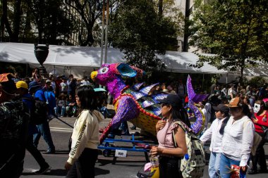 Mexico City, Meksika - 19 Ekim 2024 Mexico City 'deki Reforma Caddesi' nde Alebrijes adında renkli hayali yaratıkların geleneksel geçit töreni.