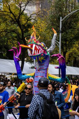 Mexico City, Meksika - 19 Ekim 2024 Mexico City 'deki Reforma Caddesi' nde Alebrijes adında renkli hayali yaratıkların geleneksel geçit töreni.