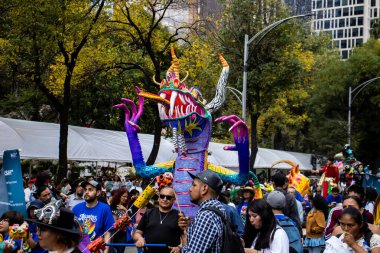 Mexico City, Meksika - 19 Ekim 2024 Mexico City 'deki Reforma Caddesi' nde Alebrijes adında renkli hayali yaratıkların geleneksel geçit töreni.