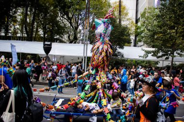 Mexico City, Meksika - 19 Ekim 2024 Mexico City 'deki Reforma Caddesi' nde Alebrijes adında renkli hayali yaratıkların geleneksel geçit töreni.