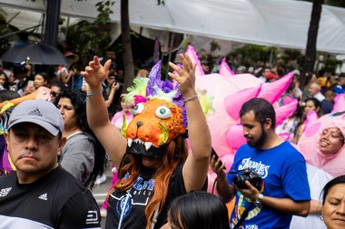 Mexico City, Meksika - 19 Ekim 2024 Mexico City 'deki Reforma Caddesi' nde Alebrijes adında renkli hayali yaratıkların geleneksel geçit töreni.