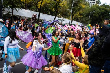 Mexico City, Meksika - 19 Ekim 2024 Mexico City 'deki Reforma Caddesi' nde Alebrijes adında renkli hayali yaratıkların geleneksel geçit töreni.