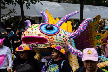 Mexico City, Meksika - 19 Ekim 2024 Mexico City 'deki Reforma Caddesi' nde Alebrijes adında renkli hayali yaratıkların geleneksel geçit töreni.