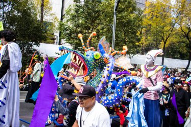 Mexico City, Meksika - 19 Ekim 2024 Mexico City 'deki Reforma Caddesi' nde Alebrijes adında renkli hayali yaratıkların geleneksel geçit töreni.