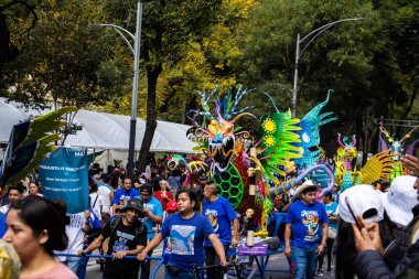 Mexico City, Meksika - 19 Ekim 2024 Mexico City 'deki Reforma Caddesi' nde Alebrijes adında renkli hayali yaratıkların geleneksel geçit töreni.