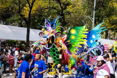 Mexico City, Meksika - 19 Ekim 2024 Mexico City 'deki Reforma Caddesi' nde Alebrijes adında renkli hayali yaratıkların geleneksel geçit töreni.