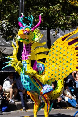 Mexico City, Meksika - 19 Ekim 2024 Mexico City 'deki Reforma Caddesi' nde Alebrijes adında renkli hayali yaratıkların geleneksel geçit töreni.