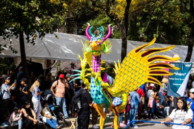 Mexico City, Meksika - 19 Ekim 2024 Mexico City 'deki Reforma Caddesi' nde Alebrijes adında renkli hayali yaratıkların geleneksel geçit töreni.