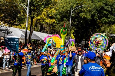 Mexico City, Meksika - 19 Ekim 2024 Mexico City 'deki Reforma Caddesi' nde Alebrijes adında renkli hayali yaratıkların geleneksel geçit töreni.
