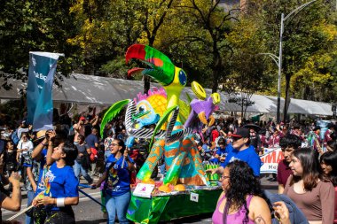 Mexico City, Meksika - 19 Ekim 2024 Mexico City 'deki Reforma Caddesi' nde Alebrijes adında renkli hayali yaratıkların geleneksel geçit töreni.