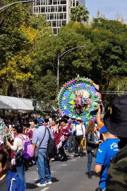 Mexico City, Meksika - 19 Ekim 2024 Mexico City 'deki Reforma Caddesi' nde Alebrijes adında renkli hayali yaratıkların geleneksel geçit töreni.