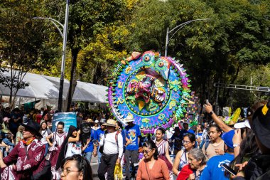 Mexico City, Meksika - 19 Ekim 2024 Mexico City 'deki Reforma Caddesi' nde Alebrijes adında renkli hayali yaratıkların geleneksel geçit töreni.