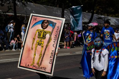 Mexico City, Meksika - 19 Ekim 2024 Mexico City 'deki Reforma Caddesi' nde Alebrijes adında renkli hayali yaratıkların geleneksel geçit töreni.