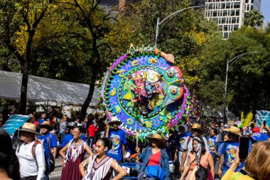 Mexico City, Meksika - 19 Ekim 2024 Mexico City 'deki Reforma Caddesi' nde Alebrijes adında renkli hayali yaratıkların geleneksel geçit töreni.
