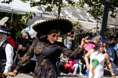 Mexico City, Meksika - 19 Ekim 2024 Mexico City 'deki Reforma Caddesi' nde Alebrijes adında renkli hayali yaratıkların geleneksel geçit töreni.