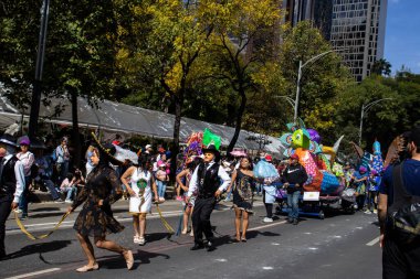 Mexico City, Meksika - 19 Ekim 2024 Mexico City 'deki Reforma Caddesi' nde Alebrijes adında renkli hayali yaratıkların geleneksel geçit töreni.