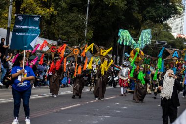 Mexico City, Meksika - 19 Ekim 2024 Mexico City 'deki Reforma Caddesi' nde Alebrijes adında renkli hayali yaratıkların geleneksel geçit töreni.