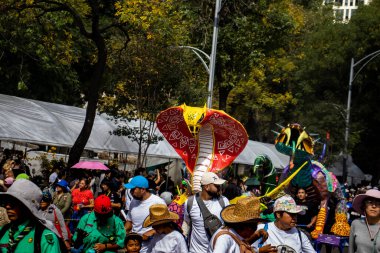 Mexico City, Meksika - 19 Ekim 2024 Mexico City 'deki Reforma Caddesi' nde Alebrijes adında renkli hayali yaratıkların geleneksel geçit töreni.