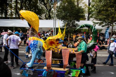 Mexico City, Meksika - 19 Ekim 2024 Mexico City 'deki Reforma Caddesi' nde Alebrijes adında renkli hayali yaratıkların geleneksel geçit töreni.