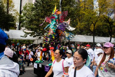 Mexico City, Meksika - 19 Ekim 2024 Mexico City 'deki Reforma Caddesi' nde Alebrijes adında renkli hayali yaratıkların geleneksel geçit töreni.