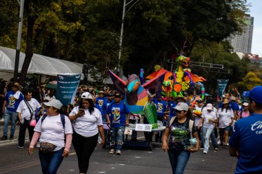 Mexico City, Meksika - 19 Ekim 2024 Mexico City 'deki Reforma Caddesi' nde Alebrijes adında renkli hayali yaratıkların geleneksel geçit töreni.