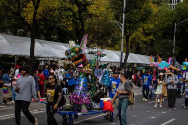 Mexico City, Meksika - 19 Ekim 2024 Mexico City 'deki Reforma Caddesi' nde Alebrijes adında renkli hayali yaratıkların geleneksel geçit töreni.