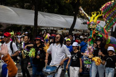 Mexico City, Meksika - 19 Ekim 2024 Mexico City 'deki Reforma Caddesi' nde Alebrijes adında renkli hayali yaratıkların geleneksel geçit töreni.