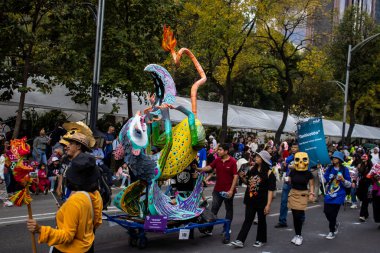 Mexico City, Meksika - 19 Ekim 2024 Mexico City 'deki Reforma Caddesi' nde Alebrijes adında renkli hayali yaratıkların geleneksel geçit töreni.