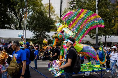 Mexico City, Meksika - 19 Ekim 2024 Mexico City 'deki Reforma Caddesi' nde Alebrijes adında renkli hayali yaratıkların geleneksel geçit töreni.