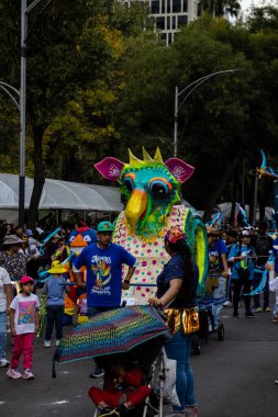 Mexico City, Meksika - 19 Ekim 2024 Mexico City 'deki Reforma Caddesi' nde Alebrijes adında renkli hayali yaratıkların geleneksel geçit töreni.