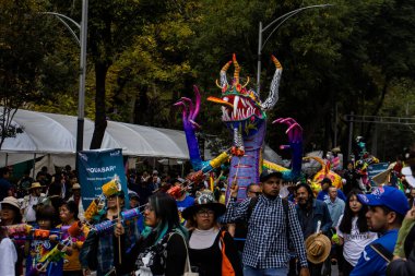 Mexico City, Meksika - 19 Ekim 2024 Mexico City 'deki Reforma Caddesi' nde Alebrijes adında renkli hayali yaratıkların geleneksel geçit töreni.