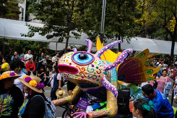 Mexico City, Meksika - 19 Ekim 2024 Mexico City 'deki Reforma Caddesi' nde Alebrijes adında renkli hayali yaratıkların geleneksel geçit töreni.
