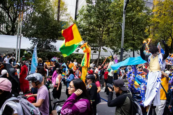 Mexico City, Meksika - 19 Ekim 2024 Mexico City 'deki Reforma Caddesi' nde Alebrijes adında renkli hayali yaratıkların geleneksel geçit töreni.