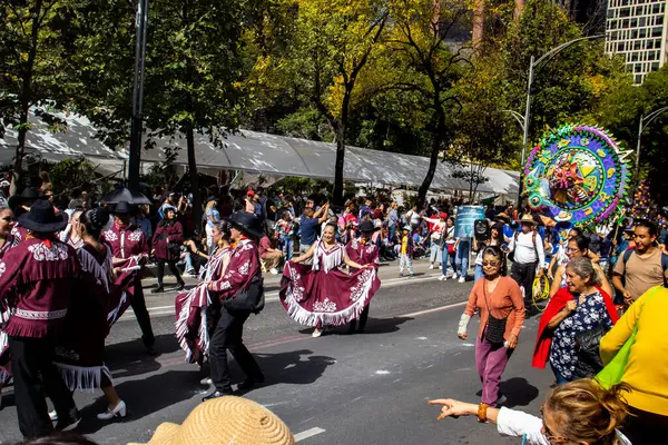 Mexico City, Meksika - 19 Ekim 2024 Mexico City 'deki Reforma Caddesi' nde Alebrijes adında renkli hayali yaratıkların geleneksel geçit töreni.