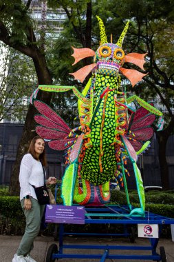 Mexico City, Meksika - 25 Ekim 2024: Meksika 'daki Paseo de la Reforma' da, Ekim 2024 'te düzenlenen geçit törenine katılan anıtsal Alebrijelerin sergisi.