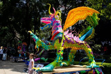 Mexico City, Meksika - 25 Ekim 2024: Meksika 'daki Paseo de la Reforma' da, Ekim 2024 'te düzenlenen geçit törenine katılan anıtsal Alebrijelerin sergisi.
