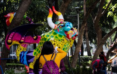 Mexico City, Meksika - 25 Ekim 2024: Meksika 'daki Paseo de la Reforma' da, Ekim 2024 'te düzenlenen geçit törenine katılan anıtsal Alebrijelerin sergisi.